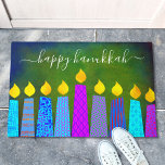 Happy Hanukkah Script Modern Boho Candles auf Gree Fußmatte<br><div class="desc">"Happy Hanukkah." Dekorieren Sie Ihren Eingang in "Stil" mit dieser einzigartigen, lustigen, individuellen Begrüßungsmatte! Eine spielerische, moderne, künstlerische Abbildung von Boho Musterkerzen in einer Menorah hilft Ihnen, den Urlaub von Hanukkah zu beginnen. Die blauen Kerzen mit bunten Imitat-Folienmustern und goldenen Imitate-Folienflammen überlagern einen reichen, tiefgrünen, strukturierten Hintergrund. Ändern Sie den...</div>
