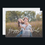 Happy Hanukkah Script Snow Foto Feiertagskarte<br><div class="desc">Feiern Sie Hanukkah mit dieser schicken Fotokarte mit modernem Drehbuch und Schneefall.</div>