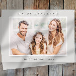 Happy Hanukkah Simple Elegante Custom Family Foto Feiertagskarte<br><div class="desc">Design besteht aus einem einfachen Hintergrund mit spielerischer Typografie. Fügen Sie Ihren Familiennamen,  Ihren Gruß,  Ihre Fotos und das Jahr hinzu</div>
