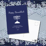 Happy Hanukkah Simple Menorah Blue Feiertagspostkarte<br><div class="desc">Happy Hanukkah Blue Holiday Postkarte,  mit einer einfachen weißen Menorah und Schrift Typografie Design. Mit einer weißen,  anpassbaren Schrift können Sie Ihre eigenen Informationen hinzufügen. Ein festlicher Weg,  gute Wünsche an Freunde und Liebende zu senden.</div>