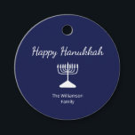 Happy Hanukkah Simple Menorah Blue Geschenkanhänger<br><div class="desc">Happy Hanukkah Blue Holiday Party Gunst Tag,  mit einem einfachen weißen menorah und Schrift Typografie Design. Mit einer weißen,  anpassbaren Schrift können Sie Ihre eigenen Informationen hinzufügen. Eine festliche Art,  mit Freunden und Lieben zu feiern.</div>