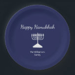 Happy Hanukkah Simple Menorah Blue Pappteller<br><div class="desc">Happy Hanukkah Blue Holiday Party Papier Platte,  mit einer einfachen weißen Menorah und Schrift Typografie Design. Mit einer weißen,  anpassbaren Schrift können Sie Ihre eigenen Informationen hinzufügen. Eine festliche Art,  mit Freunden und Lieben zu feiern.</div>