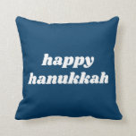 Happy Hanukkah Simple Retro Typografie Blau Kissen<br><div class="desc">Happy Hanukka! Einfaches Retro-Typografie-Textdesign in Weiß und Blau.</div>