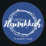 Happy Hanukkah Snow Bubbles Sticker-Geschenk-Tag Runder Aufkleber<br><div class="desc">Niedliche und stilvolle Happy Hanukkah Snow Bubbles Sticker Tag ist perfekt für Ihren Urlaub Geschenk Bedürfnisse. Es gibt andere Produkte, die wir haben, die zu diesem Design passen.</div>