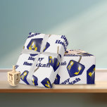 Happy Hanukkah Spinning Dreidel Geschenkpapier<br><div class="desc">Ein dreiel dreht sich zwischen Text,  der Happy Hanukkah sagt.</div>