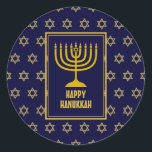 HAPPY HANUKKAH Star David BLUE Runder Aufkleber<br><div class="desc">Stilvolle festliche HANUKKAH Aufkleber mit Imitaten goldenem Stern von David als Hintergrundmuster. Teil der FESTIVE STARS Kollektion von Berean Designs.</div>