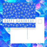 Happy Hanukkah Star von David Menorah Blue CUSTOM Postkarte<br><div class="desc">Handgezeichnetes Hanukkah-Muster. Passen Sie diese Karte an,  indem Sie auf "Personalisieren" klicken und Ihren eigenen Text über den niedlichen Hintergrund hinzufügen oder auf der Rückseite Text hinzufügen. Karo meinen Shop für mehr Farben und Designs oder lass mir wissen,  ob Sie etwas Angewohntes wollen. Danke für den Einkauf mit mir!</div>