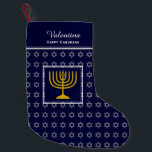 HAPPY HANUKKAH Star von David Menorah DARK BLUE Kleiner Weihnachtsstrumpf<br><div class="desc">Dunkelblauer HAPPY HANUKKAH Strumpf mit silberfarbenem Stern von David Muster und goldfarbenen Menorah in der Mitte. Der Platzhalter-Text ist anpassbar, sodass Sie Ihren Namen hinzufügen oder den Gruß ändern können. Das gleiche Design auf der Rückseite. Ideal, um Ihre kleinen Geschenke zu präsentieren. Auch ideal für diejenigen, die Hanuakkah und Weihnachten...</div>