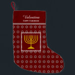 HAPPY HANUKKAH Star von David Menorah DARK RED Kleiner Weihnachtsstrumpf<br><div class="desc">Dunkelroter HAPPY HANUKKAH Strumpf mit silberfarbenem Stern von David Muster und goldfarbenen Menorah in der Mitte. Der Platzhalter-Text ist anpassbar, sodass Sie Ihren Namen hinzufügen oder den Gruß ändern können. Das gleiche Design auf der Rückseite. Ideal, um Ihre kleinen Geschenke zu präsentieren. Auch ideal für diejenigen, die Hanuakkah und Weihnachten...</div>