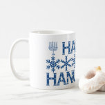 Happy Hanukkah Star von David Menorah Snowflakes Kaffeetasse<br><div class="desc">Happy Hanukkah wünscht den Stern von David Menorah Hebräisches Festival der Feier der Jüdischen Feiertage Schneeflocken Typografie Muster Blau und Weißer Kaffee Tasse</div>