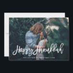 Happy Hanukkah Stilvolle Skripte und Muster | Foto Feiertagskarte<br><div class="desc">Diese moderne und stilvolle Hanukkah-Karte zeigt Ihr persönliches Foto an der Vorderseite,  mit den Worten "Happy Hanukkah" in trendiger Schrift. Auf der Rückseite befindet sich ein abstraktes Punktmuster in Marineblau und Weiß.</div>