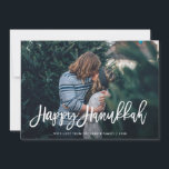 Happy Hanukkah Stilvolle Skripte und Muster | Foto Feiertagskarte<br><div class="desc">Diese moderne und stilvolle Hanukkah-Karte zeigt Ihr persönliches Foto an der Vorderseite,  mit den Worten "Happy Hanukkah" in trendiger Schrift. Auf der Rückseite befindet sich ein abstraktes Punktmuster in Marineblau und Weiß.</div>