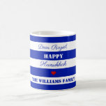 Happy Hanukkah Streifen Muster Blau und Weiß Kaffeetasse<br><div class="desc">Custom Happy Hanukkah Geschenk Blau und Weiß Streifen Muster,  Name und Text hinzufügen,  Kaffee Tasse</div>