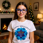 Happy Hanukkah T-Shirt<br><div class="desc">Happy Hanukkah in Blautönen mit weißen Menorah und Davids Stern im Hintergrund. Gut als Geschenk. Herzlichen Glückwunsch Hanukkah!</div>