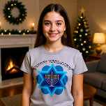 Happy Hanukkah T - Shirt<br><div class="desc">Happy Hanukkah in Blautönen mit weißen Menorah und Davids Stern im Hintergrund. Gut als Geschenk. Herzlichen Glückwunsch Hanukkah!</div>