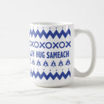 Happy Hanukkah "Ugly Sweater" Tasse<br><div class="desc">Happy Hanukkah "Ugly Sweater" Tasse. Nur zum Spaß, wie wäre es mit "Hug Sameach" anstelle von "Chag Sameach/Happy Holiday :?) Tasse sind ein nachdenkliches Geschenk zu geben und leicht zu verkleiden, indem sie mit einigen Lieblings-dreiköpfen, Bonbons, Kekse, Gelt oder ?, in Zellophane verpackt und ein süßes kleines Band! Genießen und...</div>