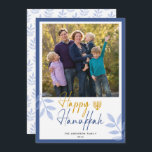 Happy Hanukkah White Foto Holiday Feiertagskarte<br><div class="desc">Diese Hanukkah-Grußkarte verfügt über ein quadratisches Foto und einen trendigen handgeschriebenen Text "Happy Hanukkah" auf weißem Hintergrund mit dunkelblauer Grenze. Das Design ist mit hellblauen Blätter und einer vergoldeten Menorah dekoriert.</div>