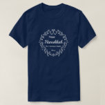 Happy Hanukkah White Wreath Name und Jahr hinzufüg T-Shirt<br><div class="desc">Fügen Sie Ihren Familiennamen und das Jahr zu diesem Happy Hanukkah T - Shirt hinzu. Diese Happy Chanukka Aufkleber sind mit einem weißen festlichen Rahmen und weißen Schriftzeichen auf blauem Hintergrund versehen.</div>