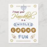 Happy Hanukkah Whole Latke Fun Funny Postkarte<br><div class="desc">Diese Hanukkah-Postkarten enthalten den humorvollen Satz: "Ich hoffe,  Ihr Hanukkah macht einen ganzen Latke-Spaß." Sie sind mit Zeichnungen von dreidels,  einer Menorah,  dem Stern von David und mehr Verzierungen. Die Farbpalette ist grau-blau,  Marsala rot,  Gold und Braun weiß.</div>