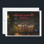 Happy, Healthy Hanukkah 2024 Card Feiertagskarte<br><div class="desc">Das Bild zeigt eine Hanukkah-Karte mit einem nächtlichen Stadtbild mit einer hell erleuchteten Menorah im Vordergrund. Die Menorah hat neun Kerzen,  alle beleuchtet,  symbolisiert die acht Nächte von Hanukkah. Die Karte enthält die Meldung "Happy,  Healthy Hanukkah 2024" und einen personalisierten Gruß von Jack & Jill an die Smith Familie.</div>