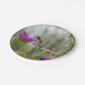 Happy Hogmanay Celebration Thistle & Honey Bees Pappteller (Schrägansicht)