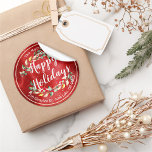 Happy Holiday Merry Christmas Holly Floral Rede Runder Aufkleber<br><div class="desc">Happy Holidays / Merry and Bright / Cheers to a New Year / Frohe Weihnachtskalligrafie Typografie Script mit Holly Floral Wreath und Mistletoe Red Berries Rücksendeadressen-Aufkleber Vorlagen. Rote und grüne Wasserfarbe Weihnachten Botanische Berry und Pines. Happy Holiday wünscht frohe Weihnachts-Weihnachtsfeiertage Grußsammlungen.</div>