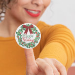 Happy Holidays Christmas Holly Wreath Runder Aufkleber<br><div class="desc">Dieser skurrile Urlaubsaufkleber enthält einen heiligen Kranz mit rotem Bogen und Text "Happy Holidays". Ideal für die Ferienkarten und Einladungen!</div>