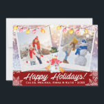 Happy Holidays Snowman 2-Foto Collage | Rot weiß Feiertagskarte<br><div class="desc">Machen Sie Ihre Urlaubskarten mit Ihren eigenen unvergesslichen Fotos auf dieser klassischen, eleganten Rot-Weiß-Foto-Collage-Karte. Der knallweiße Gruß von Happy Holidays hat sich mit verschiedenen großen Schneeflocken und einem bezaubernden kleinen Schneemann stehend, der sich vor dem Glanzlichter der Urlaubserlebnisse an der Spitze befindet. Diese Karte hat einen Platz, um in Ihrem...</div>