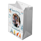 Happy Holidays Weihnachtsgeschenke mit Elfen Mittlere Geschenktüte (Vorderseite Schrägansicht)