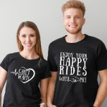 Happy Honeymoon Hubby Newlywed Couple Black T-Shirt<br><div class="desc">Der frisch vermählte T - Shirt mit dem Schild "Genieße deine glücklichen Fahrten mit mir" ist ein lustiger und spielerischer Weg, um seine Begeisterung für eine Glücksreise mit seinem Partner zum Ausdruck zu bringen. Der weiße Schriftart auf schwarzem Hintergrund spiegelt das Wesen der Freundschaft und des Erfahrungsaustausches wider und symbolisiert...</div>