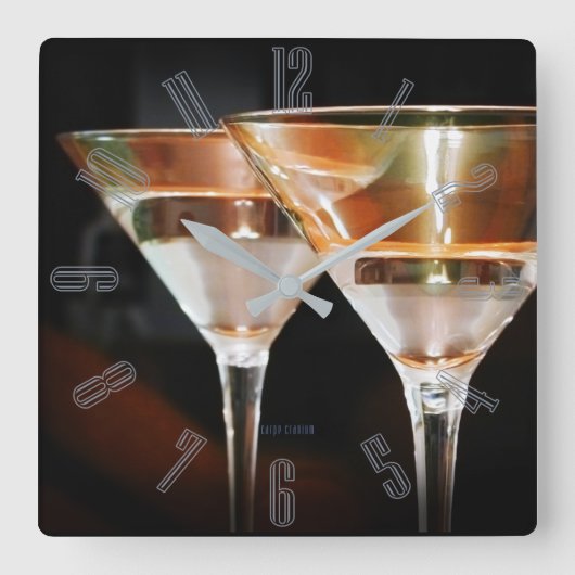 Happy Hour Martini Quadratische Wanduhr (Vorderseite)