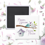 Happy House Happy House Cartoon Love Birds Magnet<br><div class="desc">Niedlicher Cartoon zeichnend von zwei Liebesvögeln, die sich auf einem Baumzweig küssen und schnauben, mit ihrem glücklichen Zuhause-Vogelhaus auf dem Ast unten, in pastellblau, grün, grau und lavender. Sie haben "glückliche Ehefrau, glückliches Leben" gehört; es lohnt sich auch, die Nachricht zu verbreiten, dass ein glücklicher Ehegatte bedeutet, dass Sie wahrscheinlich...</div>