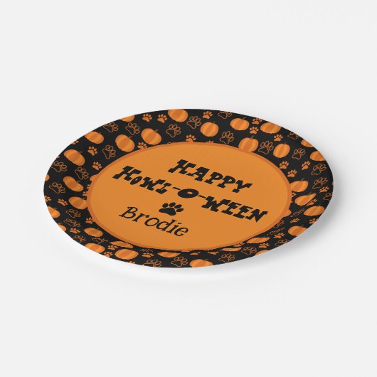 Happy Howl-O-Ween Personalized Dog Halloween Pappteller (Schrägansicht)