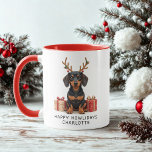 Happy Howlidays Dackel Personalisiert Weihnachten Tasse<br><div class="desc">Happy Howlidays Dackel Personalisierte Weihnachts-Kaffee-Tasse verfügt über einen niedlichen Dackel-Hund mit Weihnachtsgeschenken und den Text "Happy Howlidays (Name)" in der modernen Schrift Typografie. Ideal für Weihnachten und Feiertage als Geschenke für Familie und Freunde, Hundefreunde, Hundeschüler, Hundeschüler, Hundeschüler und vieles mehr. Personalisieren Sie diese, indem Sie den Text in dem dafür...</div>