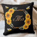 Happy Hummeln Sonnenblumen schwarzes Paar monogram Kissen<br><div class="desc">Ein schicker schwarzer Hintergrund. Mit einem Imitat goldener geometrischer Rahmen. Die Einrichtung besteht aus gelben und orangefarbenen Sonnenblumen,  Grünpflanzen und glücklichen Hummeln. Personalisieren und fügen Sie Ihre Monogrammbuchstaben,  -initialen. Ihr Familienname ist in der Mitte mit einem Hauptstadt-Brief. Goldene Buchstaben. Ideal für Ihre Zuhause im Sommer!</div>