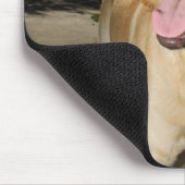 Happy Hund, der im Freien herumläuft Mousepad (Ecke)