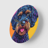 Happy Hund gegen farbigen Hintergrund Runde Wanduhr (Winkel)