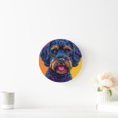 Happy Hund gegen farbigen Hintergrund Runde Wanduhr (Zuhause)