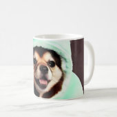 Happy Hund in einem Minzgrün-Kostüm Kaffeetasse (VorderseiteRechts)