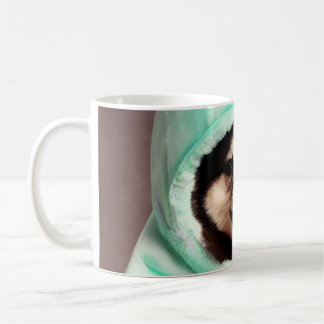 Happy Hund in einem Minzgrün-Kostüm Kaffeetasse