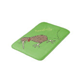 Happy Jumping Kiwi mit Bug-Krawatte Cartoon Design Badematte (Schrägansicht)