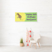 Happy Jumping Kiwi mit Bug-Krawatte Cartoon Design Banner (Insitu)