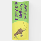 Happy Jumping Kiwi mit Bug-Krawatte Cartoon Design Banner (Vertikal)