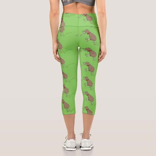 Happy Jumping Kiwi mit Bug-Krawatte Cartoon Design Capri Leggings (Rückseite)