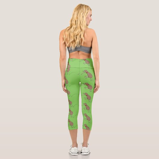 Happy Jumping Kiwi mit Bug-Krawatte Cartoon Design Capri Leggings (Rückseite)