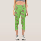 Happy Jumping Kiwi mit Bug-Krawatte Cartoon Design Capri Leggings (Vorderseite)