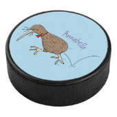 Happy Jumping Kiwi mit Bug-Krawatte Cartoon Design Eishockey Puck (3/4)