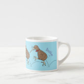 Happy Jumping Kiwi mit Bug-Krawatte Cartoon Design Espressotasse (Rechts)