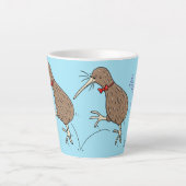 Happy Jumping Kiwi mit Bug-Krawatte Cartoon Design Milchtasse (Vorderseite)