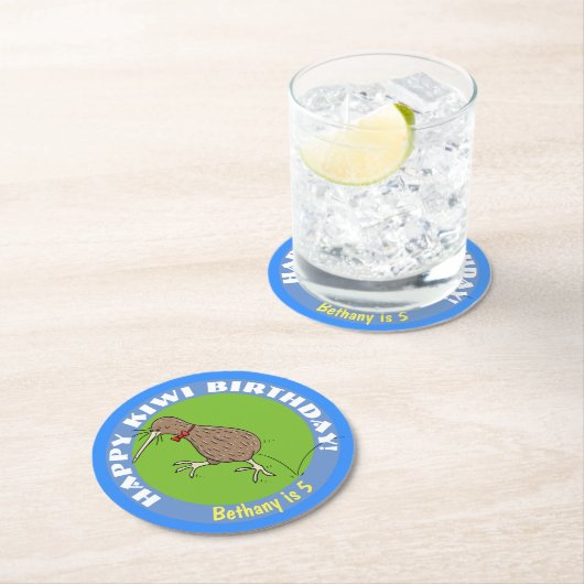 Happy Kiwi Cartoon Vogel mit Bogen Krawatte Runder Pappuntersetzer (Vor Ort)